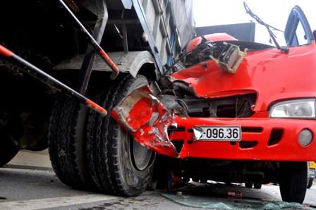 Ô tô khách đâm vào xe tải, một người tử vong